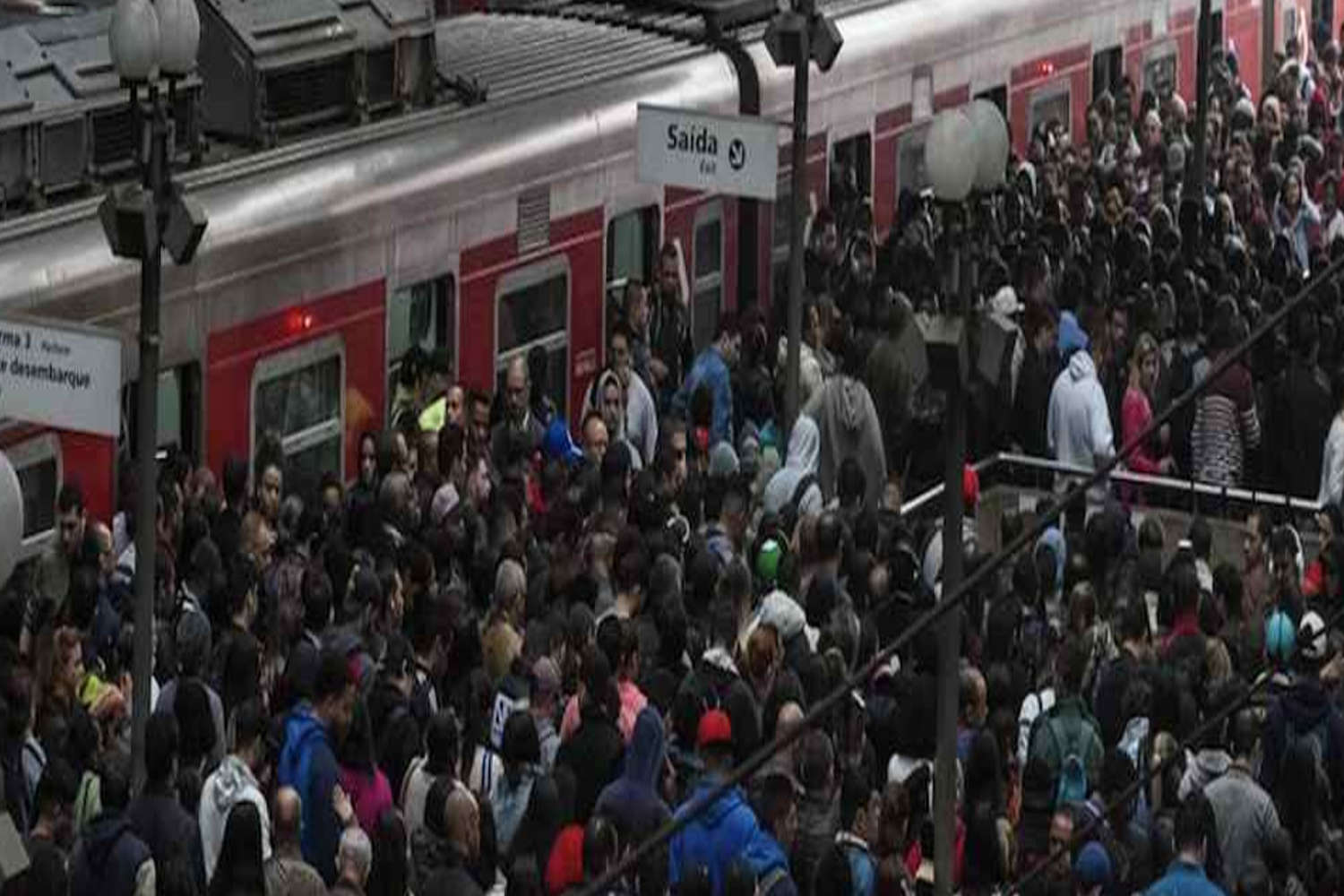 O-trem-do-inferno-da-CPTM-juliocantuaria